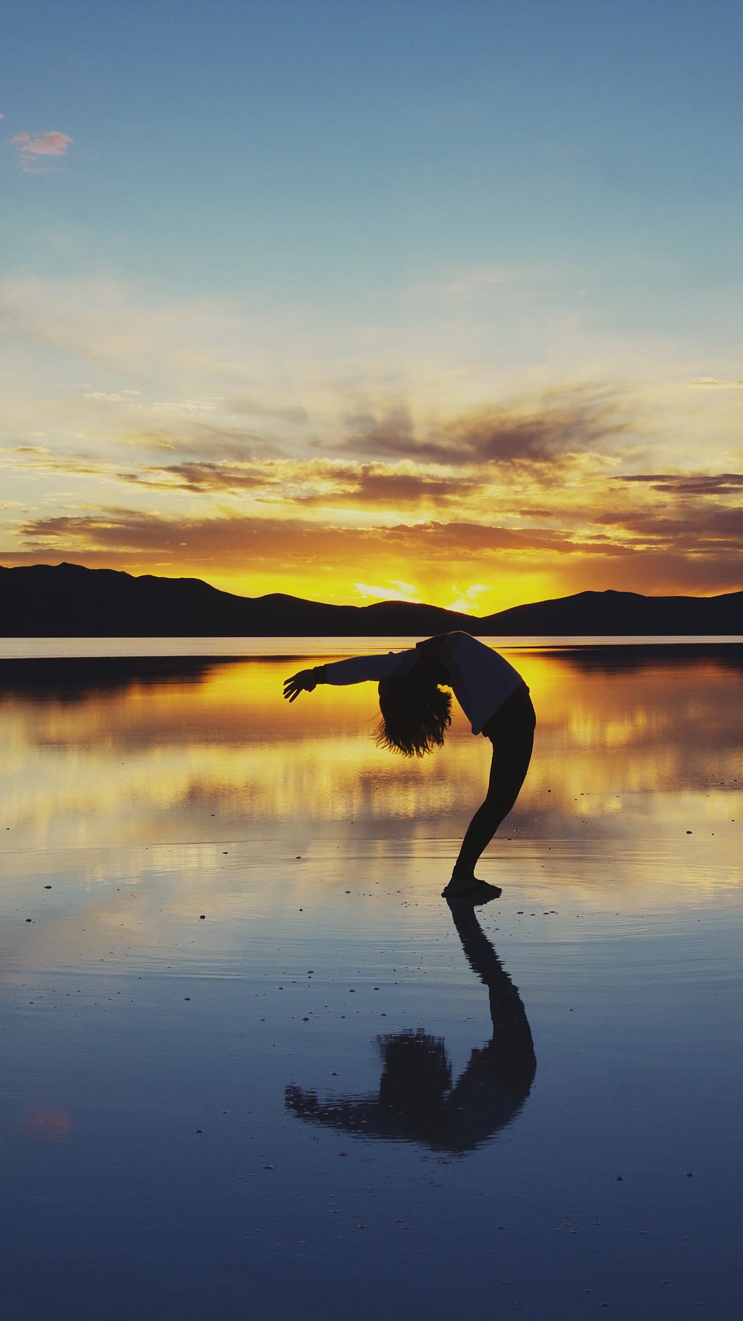 Yoga Uyuni Salt Flat (Unsplash)