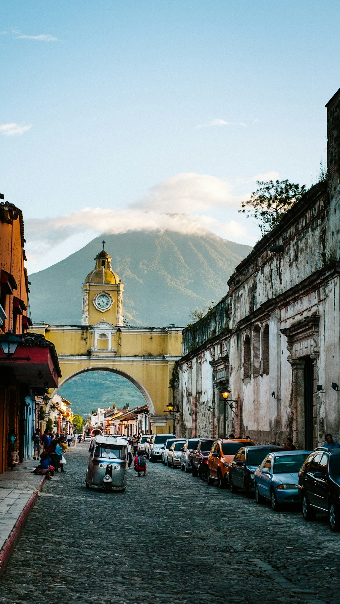 Santa Catalina Arch framing Volcán de Agua
