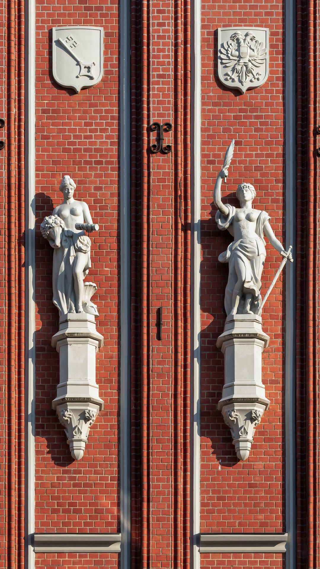 House of the Blackheads gable, sculptures, Riga, 2024-07-16